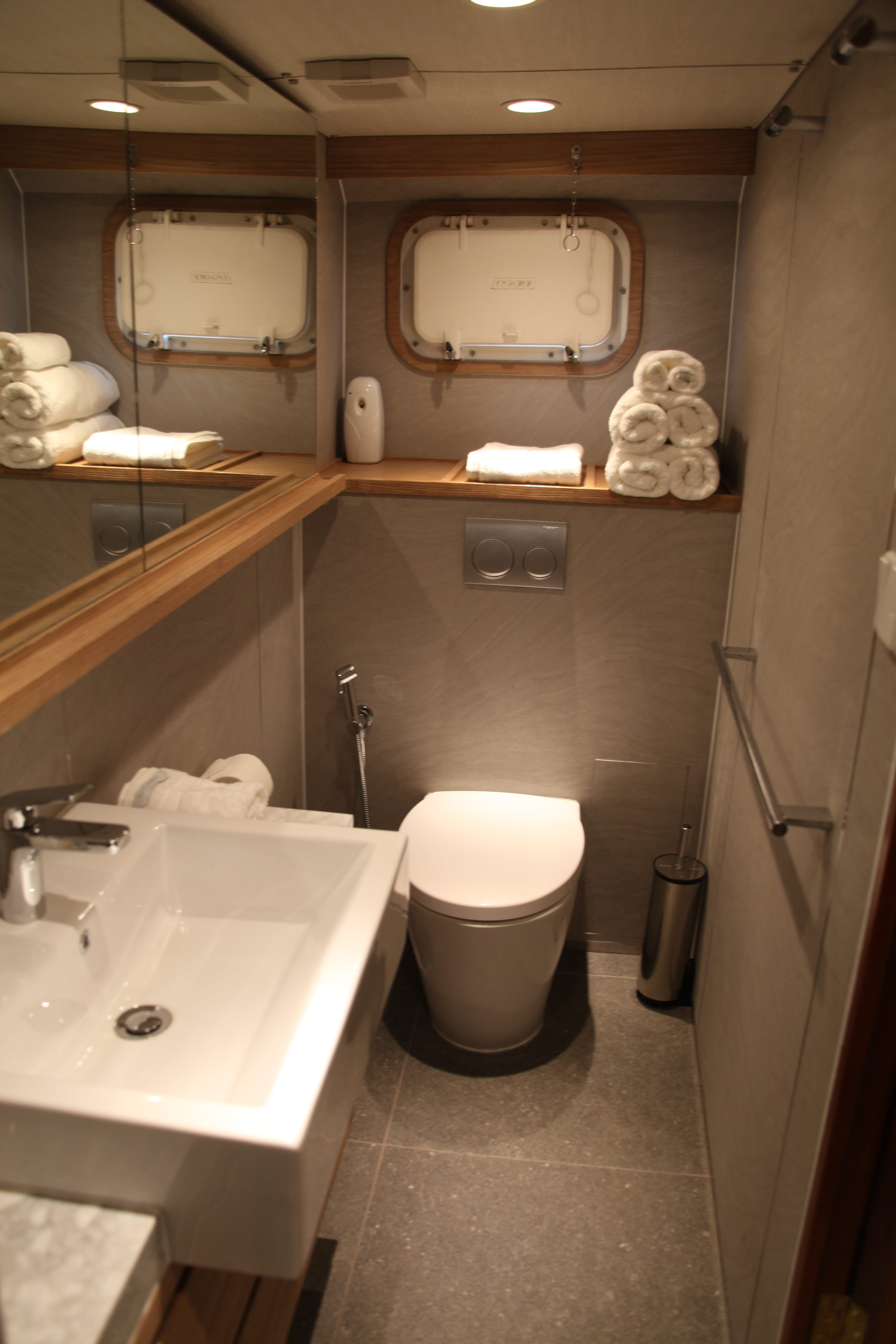 Indies Trader 3 restroom