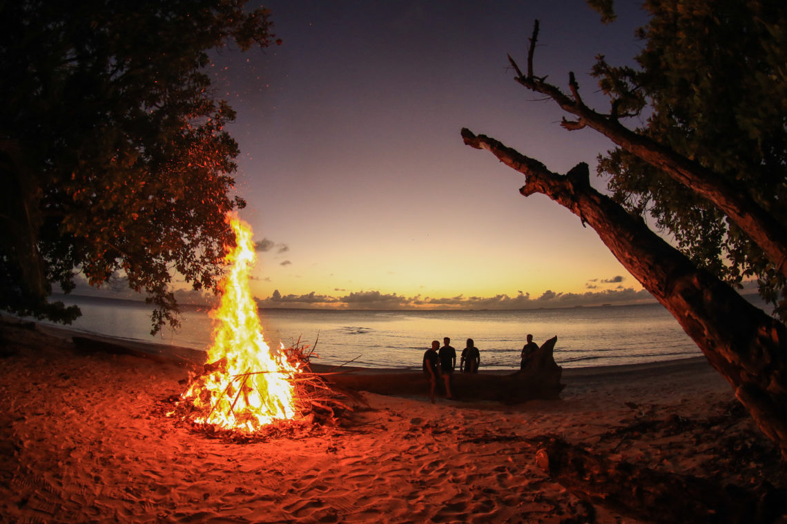 Start a bonfire in the beach of Beran